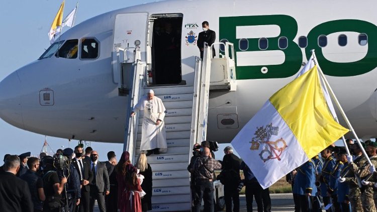 संत पापा फ्रांसिस साईप्रस में हवाई जहाज से उतरते हुए