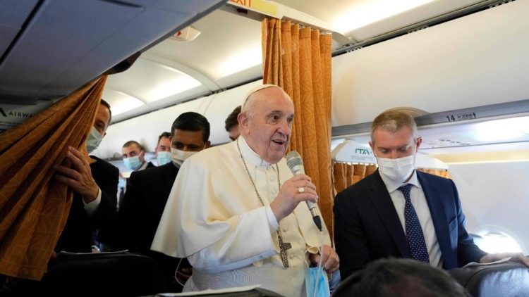 संत पापा विमान में पत्रकारों का अभिवादन करते हुए