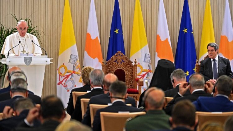 बैठक को संबोधित करते संत पापा फ्राँसिस