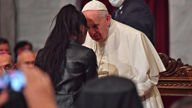 Franziskus am Freitag mit einer Migrantin auf Zypern