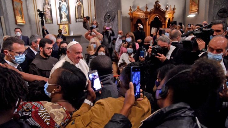 साईप्रस में आप्रवासियों से मुलाकात करते सन्त पापा फ्राँसिस, 03.12.21