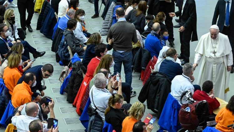 Le Pape saluant les enfants malades et handicapés de l'Institut séraphique