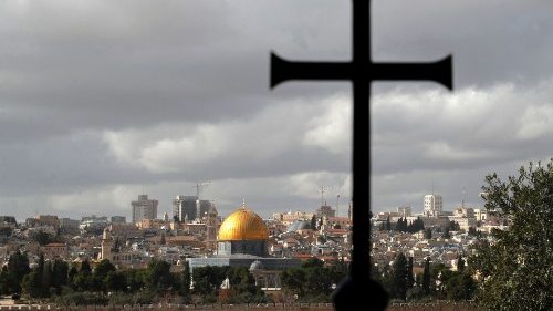 Il Papa ai giovani in Terra Santa: scommettete sul futuro, oltre guerre e barriere