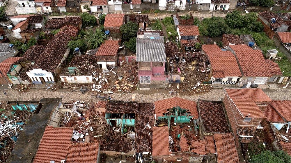 Casas destruídas por fortes chuvas em Itambé, centro-sul da Bahia (AFP)