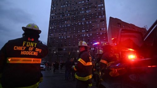 Papst trauert um Tote nach Brand in New York