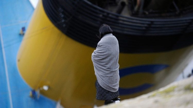 Nella tragedia del naufragio della Costa Concordia nel 2012, Giuseppe Girolamo lasciò il suo posto sulla scialuppa di salvataggio ad una mamma, Antonella Bologna e al suo bimbo 