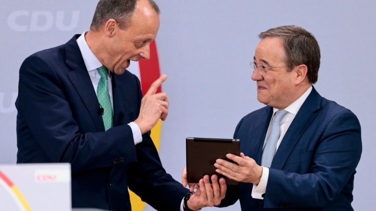 Das Geschenk an Armin Laschet (rechts) enthält auch eine App von Radio Vatikan/Vatican News