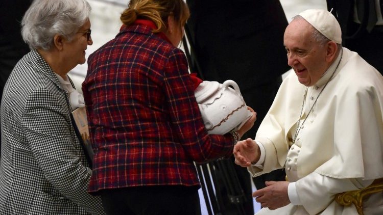 Franziskus trifft bei der Generalaudienz die Holocaust-Überlebende Lidia Maksymowicz (ganz links)