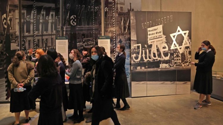 Des jeunes visitent Yad Vashem à Jérusalem, le 26 janvier 2022.