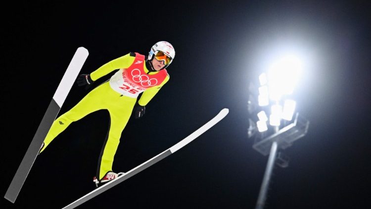 Dawid Kubacki w locie po brązowy medal na normalnej skoczni