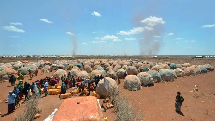 Schlangestehen an einer Essensausgabe in einem Flüchtlingscamp in Somalia, am 8. Februar