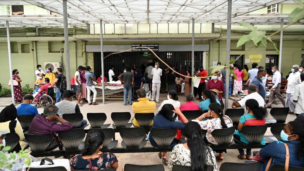 Pacientes esperam para ser atendidos em hospital de Colombo. (Ishara Kodikara/AFP)