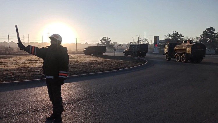 Parte das tropas russas voltando para casa após exercitações militares (AFP)