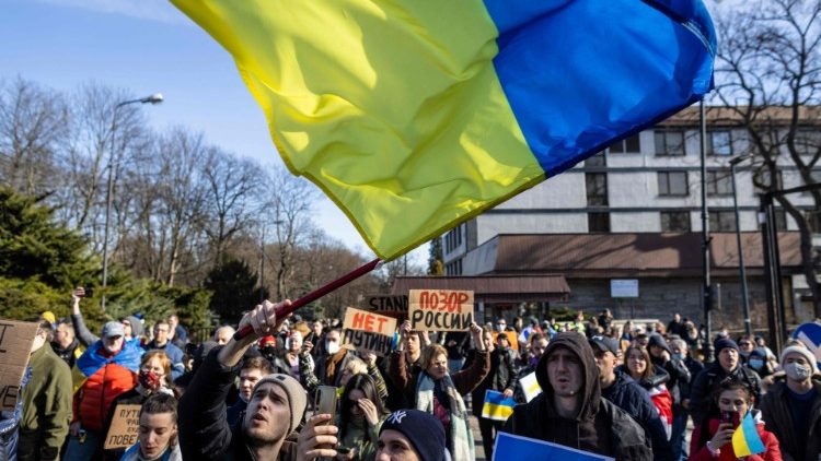 Polacy modlili się przy grobie św. Jana Pawła II w intencji Ukrainy