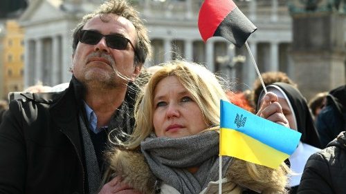 Francesco: tacciano le armi, chi fa la guerra dimentica l’umanità