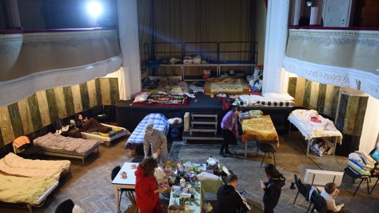 Притулок для біженців у театрі. Львів