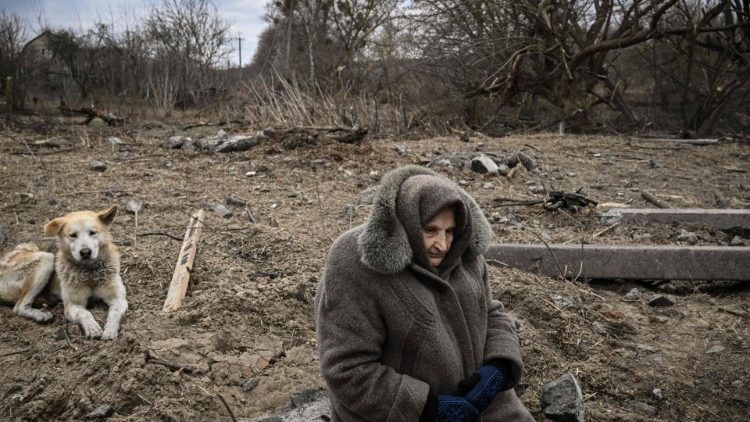 Eine Frau nach einem Bombardement auf Irpin bei Kiew am Samstag