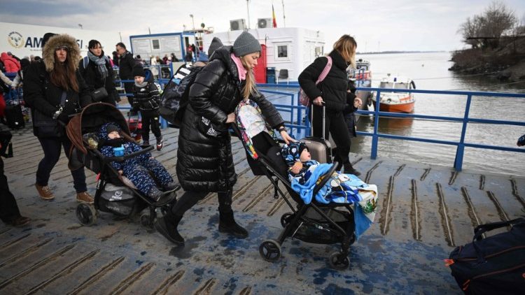 Profughi ucraini al confine con la Romania