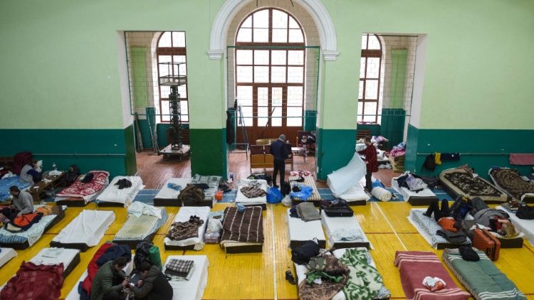 Flüchtlinge in der Sporthalle einer Lemberger Uni