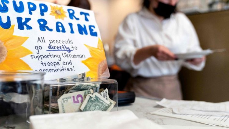 Pancarte de soutien à l'Ukraine placée dans une boulangerie de Washington, aux Etats-Unis, le 8 mars 2022. (Stefani Reynolds/AFP)