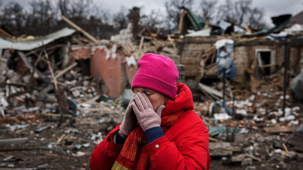 Irina, 54 anni, davanti alla sua casa distrutta dai bombardamenti (Dimitar Dilkoff / Afp)