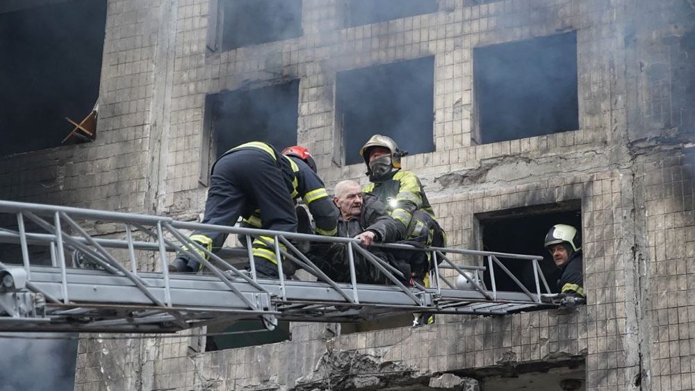 I soccorsi in un palazzo bombardato a Kiev (Afp)