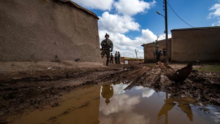 Soldati statunitensi pattugliano la città di al-Qahtaniyah nella provincia nord-orientale di Hasakeh in Siria, vicino al confine turco