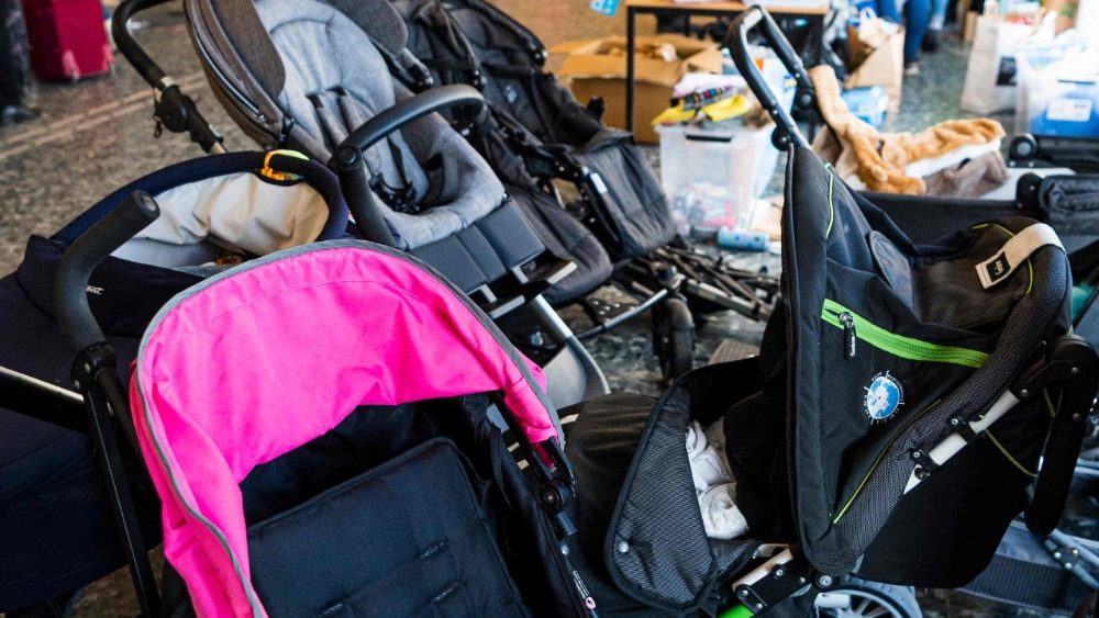 Carrinhos de bebê em um local de boas-vindas e informações enquanto refugiados ucranianos chegam ao porto de Nynashamn, cerca de 60 km ao sul de Estocolmo, Suécia, em 15 de março de 2022.  (Photo by Jonathan NACKSTRAND / AFP)