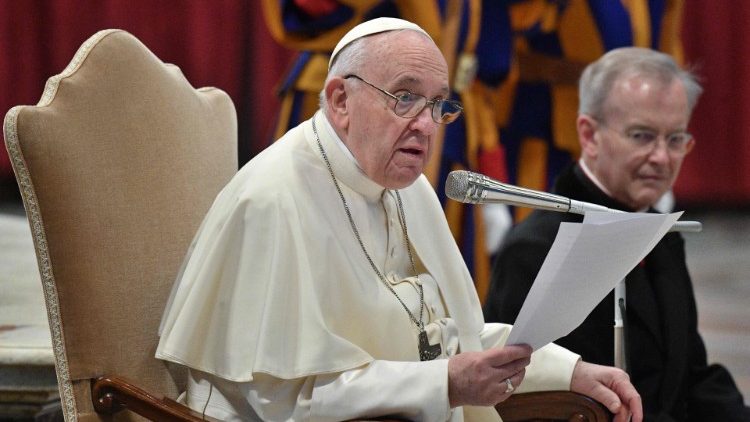 Il Papa durante l'udienza agli studenti dell'Istituto "La Zolla" di Milano