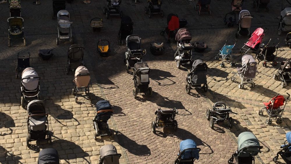 Nesta foto tirada em 18 de março de 2022, 109 carrinhos vazios são vistos colocados do lado de fora do conselho da cidade de Lviv durante uma ação para destacar o número de crianças mortas na invasão da Ucrânia pela Rússia. (Foto de Yuriy Dyachishyn / AFP)