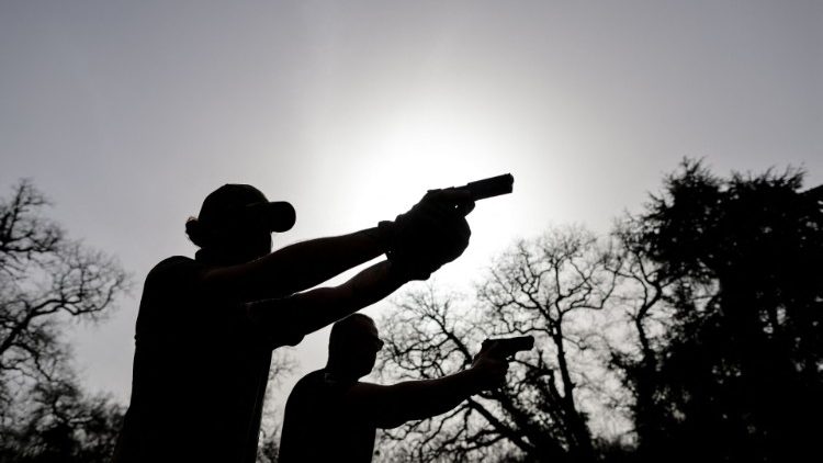 Menschen mit gezogener Waffe