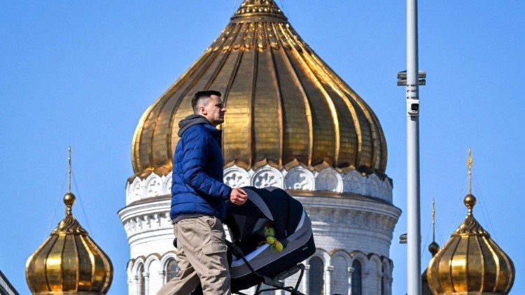 Ein Mann vor der russisch-orthodoxen Christ-Erlöser-Kathedrale in Moskau
