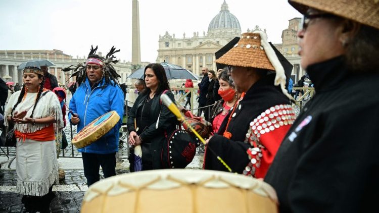 La délégation de l'Assemblée des Premières Nations, au sortir de son son audience avec le Pape François, le 31 mars 2022.