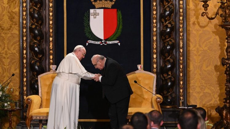   പാപ്പായും, മാൾട്ടയിലെ രാഷ്ട്രപതി ജോർജ്ജ് വെല്ലയും.