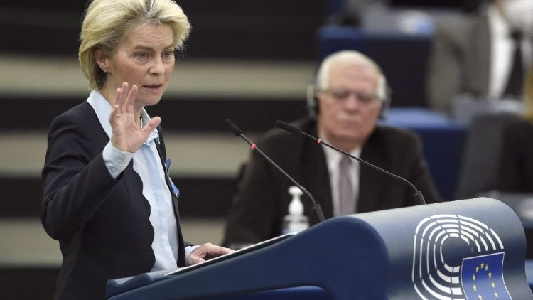 La présidente de la Commission européenne Ursula Van der Leyen et le chef de la diplomatie des 27 Josep Borrell.