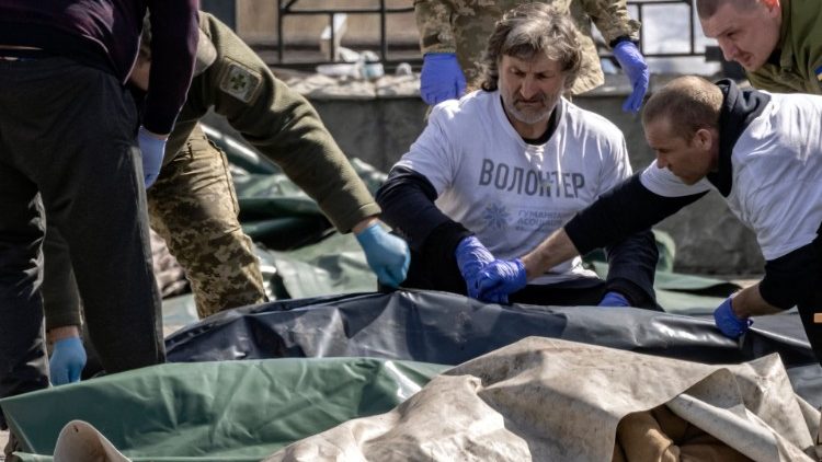Soldados ucranianos retiran los cadáveres de 35 personas tras el ataque, hoy, a una estación de tren en Kramatorsk utilizada para la evacuación de civiles.