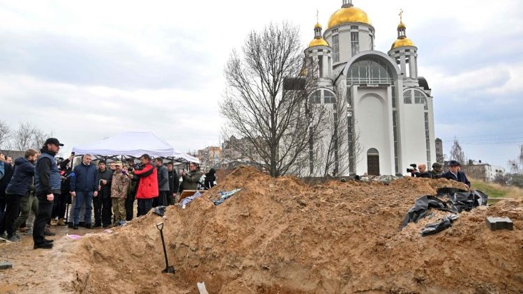 Der österreichische Bundeskanzler am Wochenende am Massengrab in Butscha