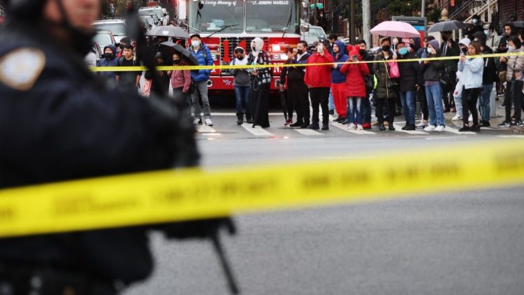 Transenne e polizia nei pressi della Metropolitana a Brooklyn  