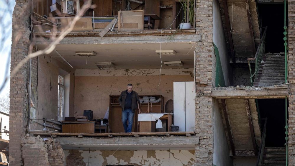 Um homem fica em um prédio com uma fachada desmoronada no complexo militar-industrial da empresa Vizar, depois que o local foi atingido por ataques russos durante a noite, na cidade de Vyshneve, subúrbios do sudoeste de Kiev, em 15 de abril de 2022. - Um militar ucraniano A fábrica nos arredores de Kiev que produzia mísseis supostamente usados para atingir o navio de guerra russo Moskva foi parcialmente destruída por ataques russos durante a noite, um jornalista da AFP no local viu em 15 de abril. Uma oficina e um prédio administrativo da fábrica de Vizar foram seriamente danificados. (Foto: FADEL SENNA/AFP)