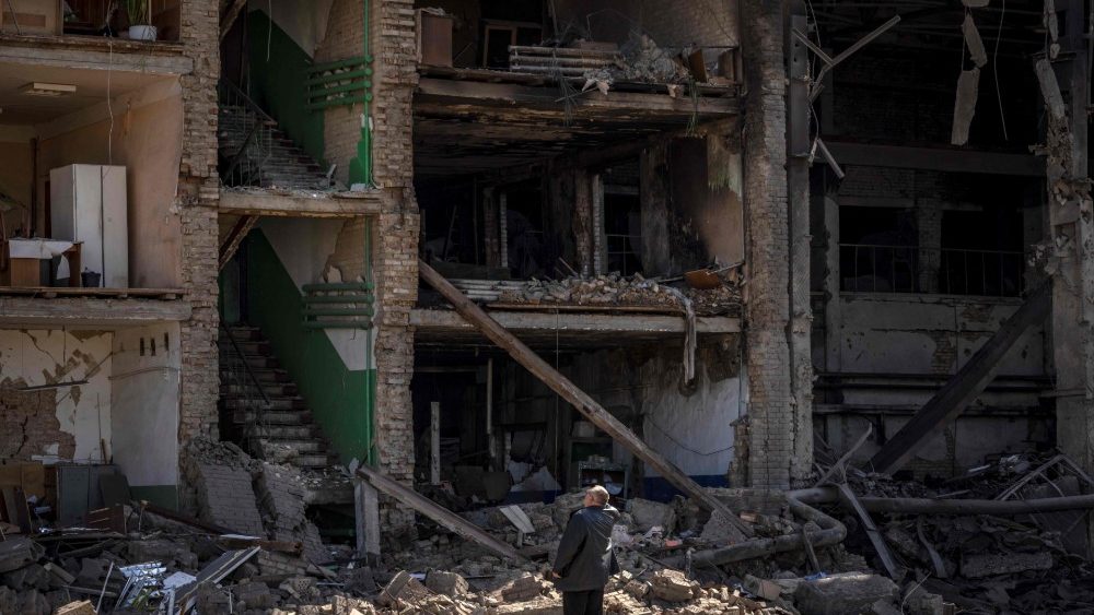 Um homem olha para um edifício com uma fachada desmoronada no complexo militar-industrial da empresa Vizar, depois que o local foi atingido por ataques russos durante a noite, na cidade de Vyshneve, subúrbios do sudoeste de Kiev, em 15 de abril de 2022. - Um militar ucraniano A fábrica nos arredores de Kiev que produzia mísseis supostamente usados para atingir o navio de guerra russo Moskva foi parcialmente destruída por ataques russos durante a noite, um jornalista da AFP no local viu em 15 de abril. Uma oficina e um prédio administrativo da fábrica de Vizar foram seriamente danificados. (Foto: FADEL SENNA/AFP)