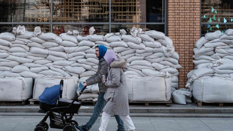 Una coppia in una strada di Dnipro, in Ucraina