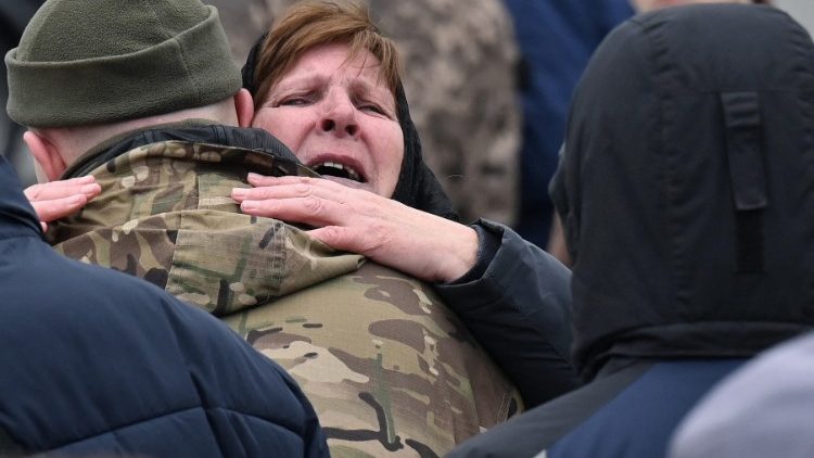 Eine Mutter in Kiew trauert um ihren im Krieg gegen Russland getöteten Sohn