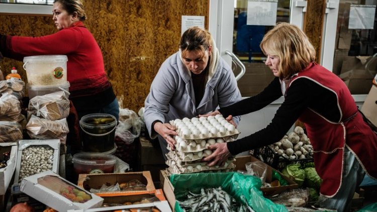 Donne ucraine che si spendono per aiutare