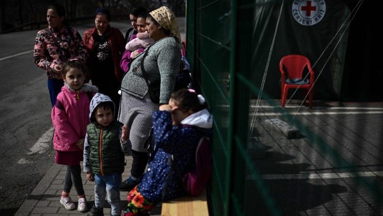 Eine Familie von Roma-Flüchtlingen an der slowakischen Grenze