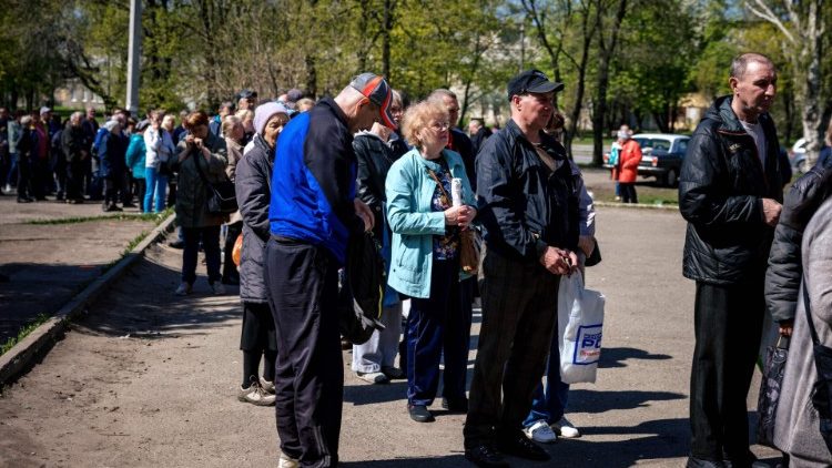 Charków, kolejka po pomoc humanitarną