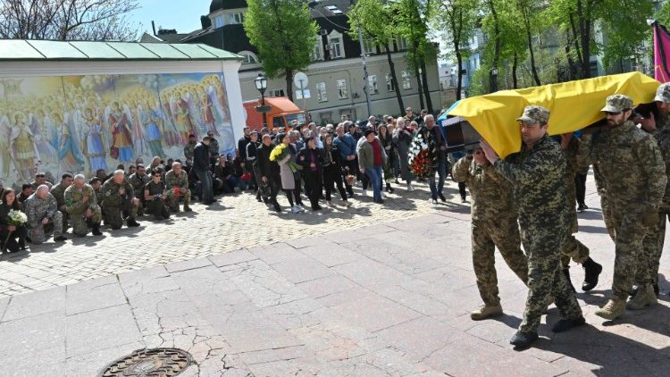 Abp Szewczuk: Jest u nas taki zwyczaj, że gdy zginie ktoś z miasteczka czy z wioski, to wszyscy mieszkańcy wychodzą na drogę i klękają wzdłuż trasy przejazdu konduktu pogrzebowego, aby w ten sposób pożegnać bohatera. 