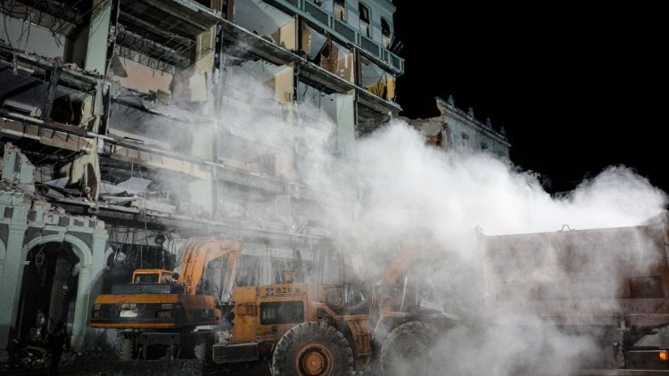 I resti dell'esplosione dell'hotel Saratoga a Cuba