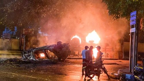 Pope calls Sri Lankans to non-violence amid social unrest