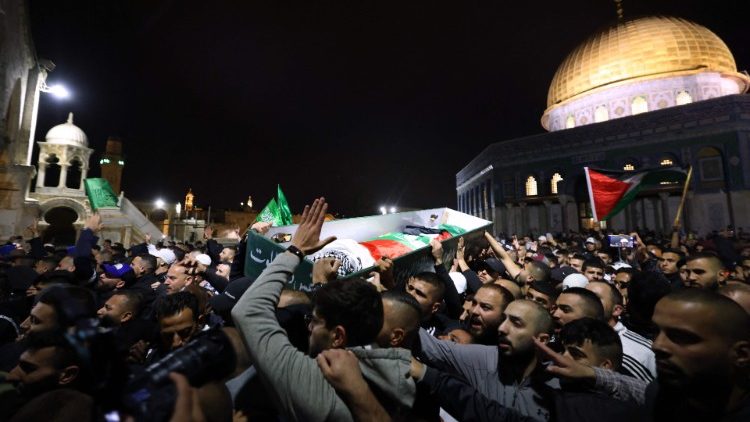 Palästinenser Mitte Mai mit dem Sarg eines 23-jährigen Demonstranten, der nach Zusammenstößen mit der Polizei seinen Verletzungen erlag