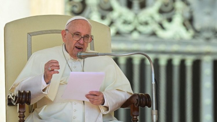 Papst Franziskus bei der Generalaudienz auf dem Petersplatz am 18.5.2022